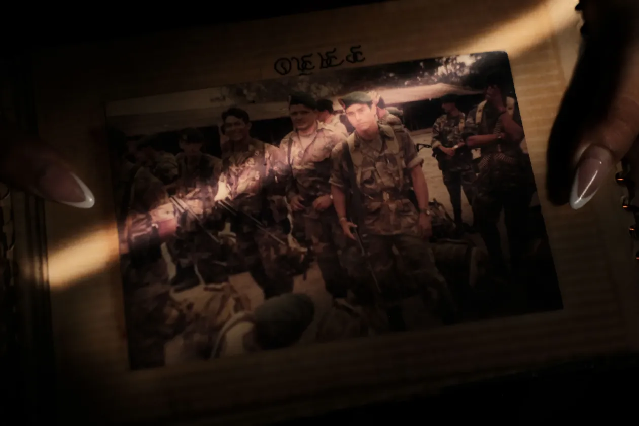 Valeria játszik egy függöny mögött nagynénje házában. Az ötéves kislányt az édesanyja neveli. Észak-Santanderben a háztartások 30 százalékát kizárólag nők vezetik. Los Patios, Észak-Santander, Kolumbia, 2025. szeptember 10. / Egy fénykép a fotós édesapjáról, Ferleyről, aki dezertált a kolumbiai hadseregből, hogy felnevelhesse fiát, de 1999-ben a paramilitáris erők meggyilkolták. Los Patios, Észak-Santander, Kolumbia, 2025. december 18. – Fotó: Ferley A. Ospina (Colombia)