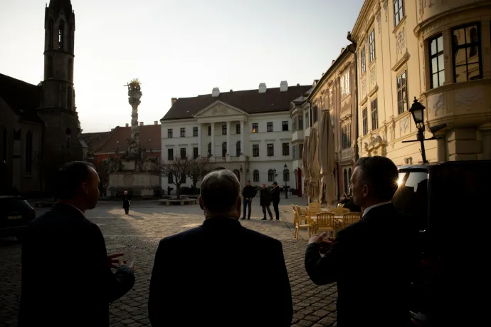 Szimbolikus városok, fordítható választókerületek és fideszes bástyák – így néz ki Orbán és Magyar kampányhajrája