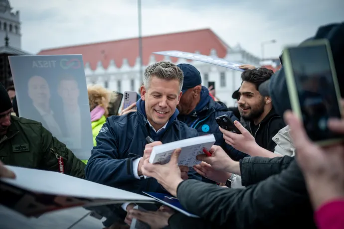 Magyar Péter a Tisza Pár Tégláról téglára című fotóalbumát dedikálja a párt országjárásán, Sárospatakon, 2026. március 27-én – Fotó: Ránki Dániel / Telex