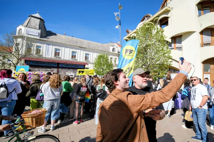 Fekete-Győr András és Vályi István közös videót készít Pécsen – Fotó: Gűth Ervin / Telex