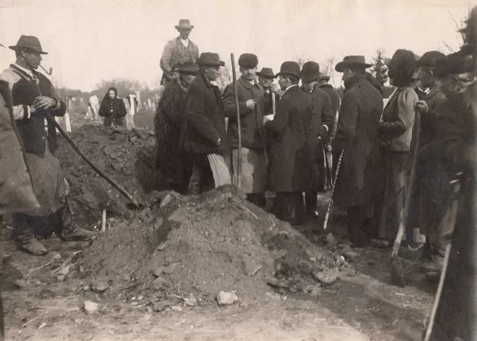 Tizenhat szekér vitte a 126 felismerhetetlen áldozat maradványait a temetőbe, ahol közös sírban temették el őket – Fotó: Katasztrófavédelmi Központ Múzeuma