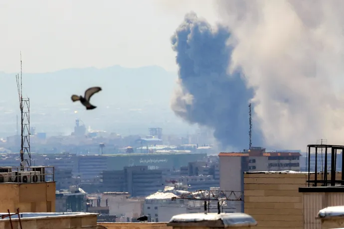 Füst száll fel Teheránban egy iráni légitámadást követően 2026. április 7-én – Fotó: Atta Kenare / AFP