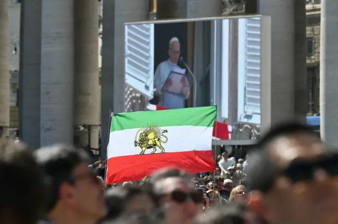 Irán iszlám forradalom előtti zászlaja a vatikáni Szent Péter téren XIV. Leó pápa húsvéthétfői Regina Caeli imádsága közben – Fotó: Alberto Pizzoli / AFP