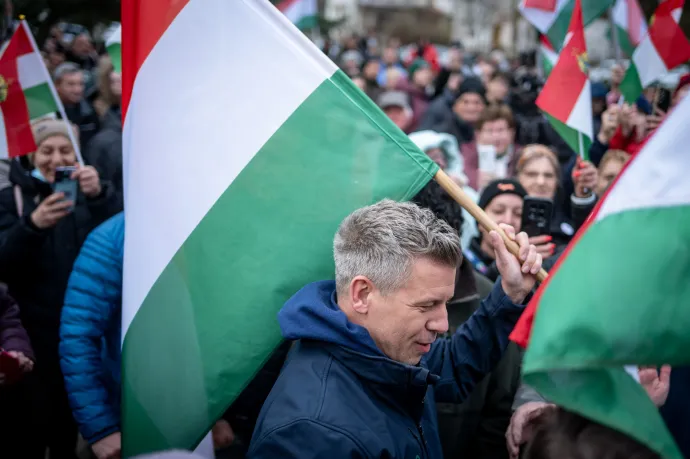 Magyar Péter az országjárásán megjelenő orosz tudósítónak: Élvezze a szabadságot és a rendszerváltást!