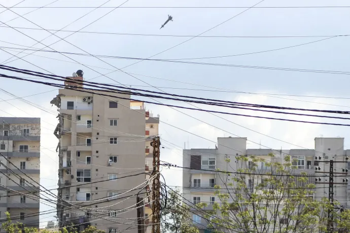 Izraeli légitámadás a libanoni Türoszban április 8-án a tűzszünet első napján – Fotó: Kawnat Haju / AFP