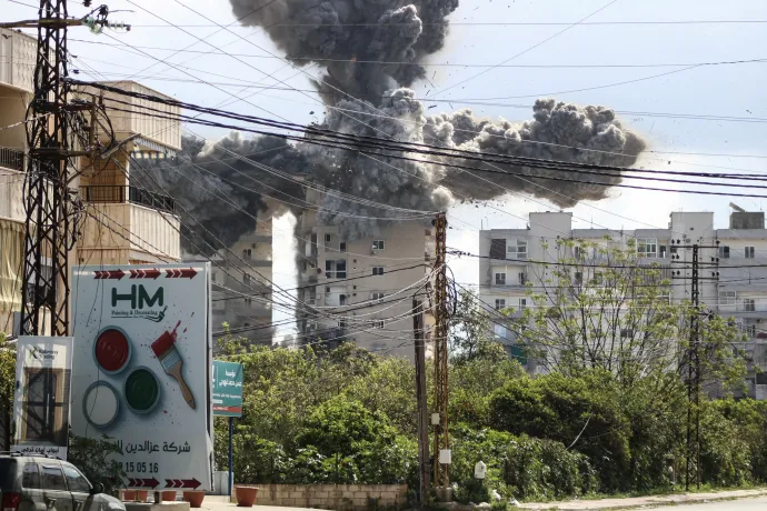 Izraeli légitámadás a libanoni Türoszban április 8-án a tűzszünet első napján – Fotó: Kawnat Haju / AFP