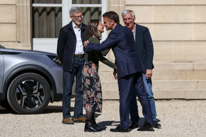 Emmanuel Macron francia elnök üdvözli a kiszabadított párt, Cécile Kohlert és Jacques Paris-t a párizsi Élysée-palotában, 2026. április 8-án. Mellettük balról Pierre Cochard francia nagykövet – Fotó: Tom Nicholson / Pool / Reuters