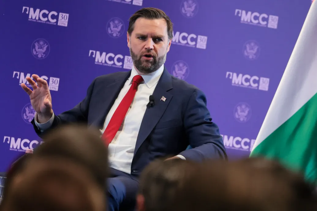 Egy nappal tovább marad az amerikai alelnök, Budapesten több utat is lezárnak