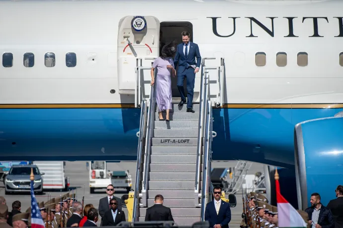 J. D. és Usha Vance Budapesten való leszállásuk után – Fotó: Ránki Dániel / Telex