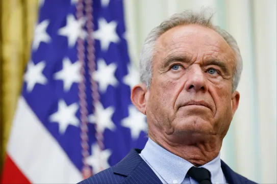 A bíróság szerint alkalmatlan volt RFK Jr. jelöltje, ezért a miniszter átírta a vakcinabizottság alkalmassági elvárását