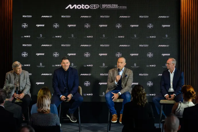 Bulcsu Rezső, a Nemzetközi Motor Szövetség (FIM) gyorsasági bizottságának tagja, Gyulay Zsolt, a promóteri feladatokat ellátó Hungaroring Sport Zrt. elnök-vezérigazgatója, Schmidt Ádám, a Honvédelmi Minisztérium sportért felelős államtitkára és Leonhard Boom, a Balaton Park Circuit alelnöke (b-j) a Superbike-világbajnokság és a MotoGP magyarországi futamának sajtótájékoztatóján a balatonfőkajári Balaton Park Hotelben 2026. április 8-án – Fotó: Vasvári Tamás / MTI