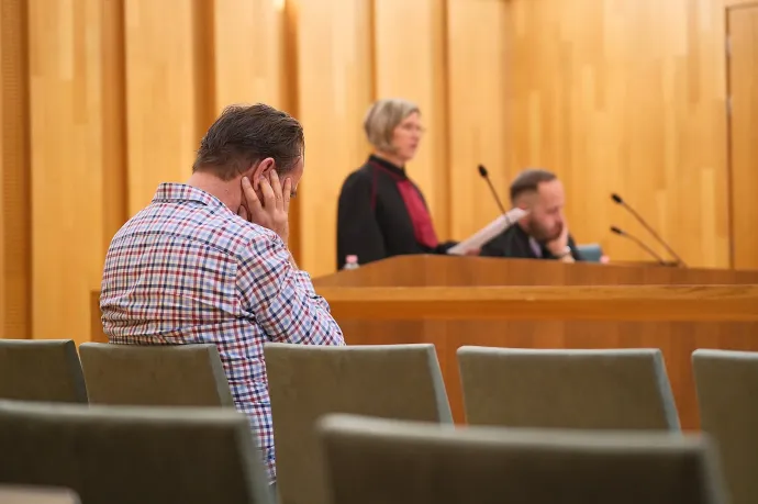 A tárgyaláson csak a másodrendű vádlott volt jelen, Csengő András az ügyészi perbeszéd alatt befogta a fülét – Fotó: Gűth Ervin / Telex