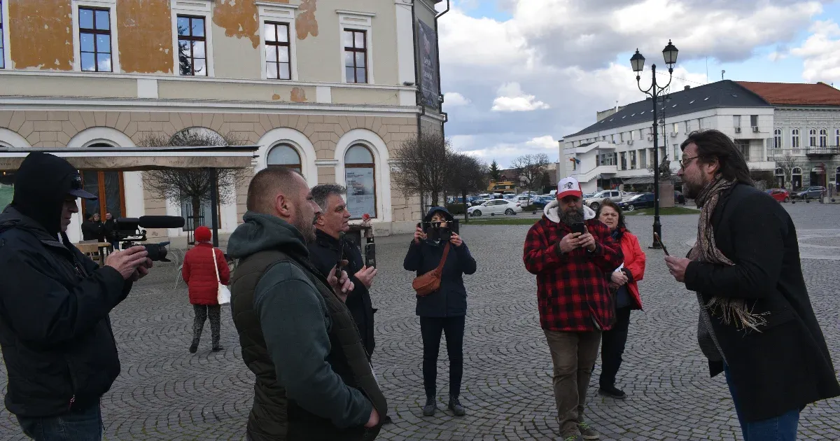 Káosz a Sepsiszentgyörgyi Flashmobon: Politikai Vádaskodás és Erőszakellenes Kiállás ellentétei Káosz a Sepsiszentgyörgyi Flashmobon: Politikai Vádaskodás és Erőszakellenes Kiállás ellentétei