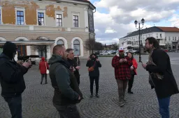 A Tisza-szlogent skandáló, megvert fiatalok melletti kiállásból káosz és vádaskodás lett Sepsiszentgyörgyön