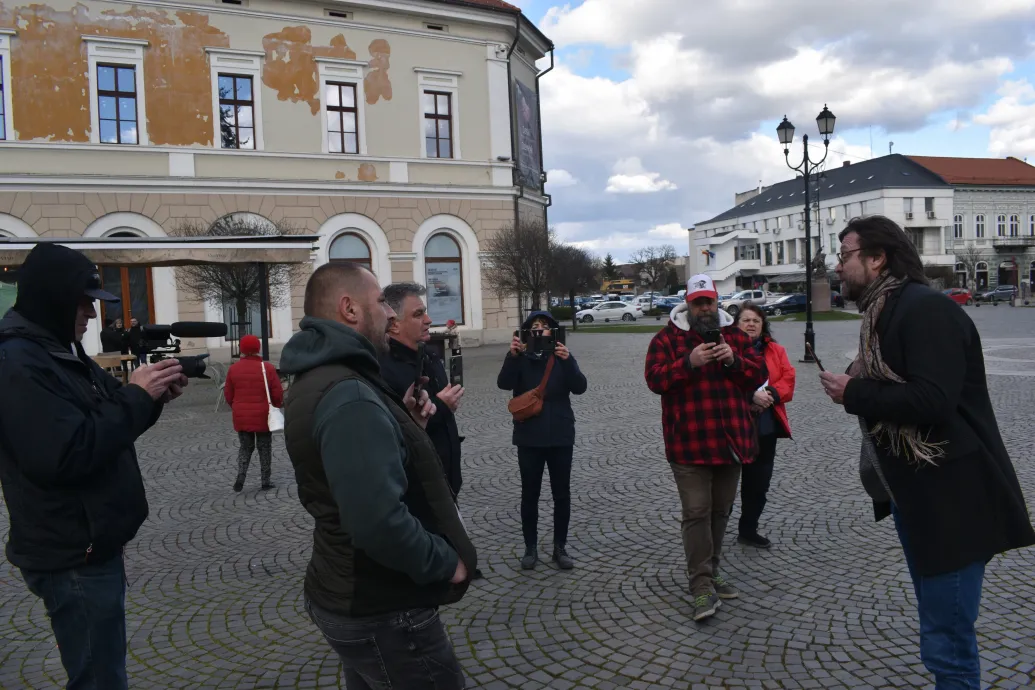 A Tisza-szlogent skandáló, megvert fiatalok melletti kiállásból káosz és vádaskodás lett Sepsiszentgyörgyön