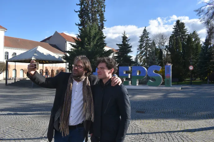 A Tisza-szlogent skandáló, megvert fiatalok melletti kiállásból káosz és vádaskodás lett Sepsiszentgyörgyön