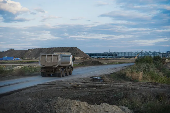 Hétnapos munkahetek, visszatartott fizetések, túlóra nincs – kínai vendégmunkásokkal készült jelentés a szegedi BYD-építkezés körülményeiről