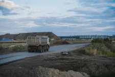 Hétnapos munkahetek, visszatartott fizetések, túlóra nincs – kínai vendégmunkásokkal készült jelentés a szegedi BYD-építkezés körülményeiről