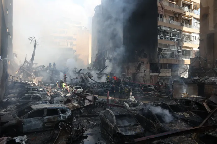 Tűzoltók dolgoznak egy izraeli légicsapás után Bejrútban 2026. április 8-án – Fotó: Mohamed Azakir / Reuters