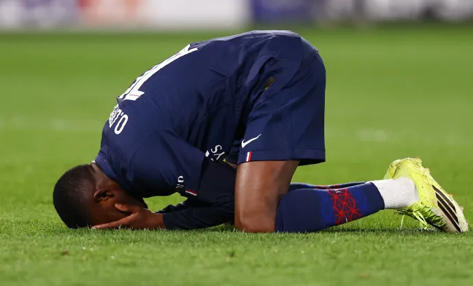 Dembélé a kihagyott helyzete után – Fotó: Lee Smith / Reuters