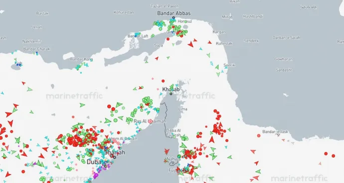 A szoros forgalmi térképe csütörtök reggel 8.41-kor – Forrás: MarineTraffic.com