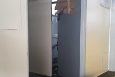 Őrjöngve lyukat ütött a vonatmosdó ajtajára, majd a kalauzra támadt egy jegy nélküli utas Kelenföldön