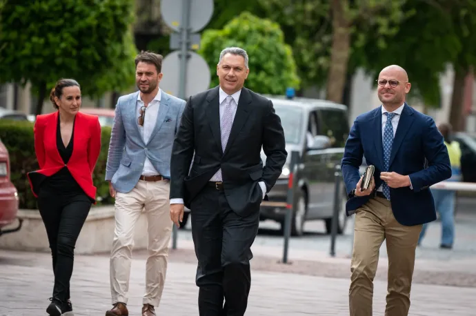 Két fontos embere, Csepreghy Nándor (jobbra) és Krakkó Ákos társaságában. Forrás: Lázár János Facebook-oldala