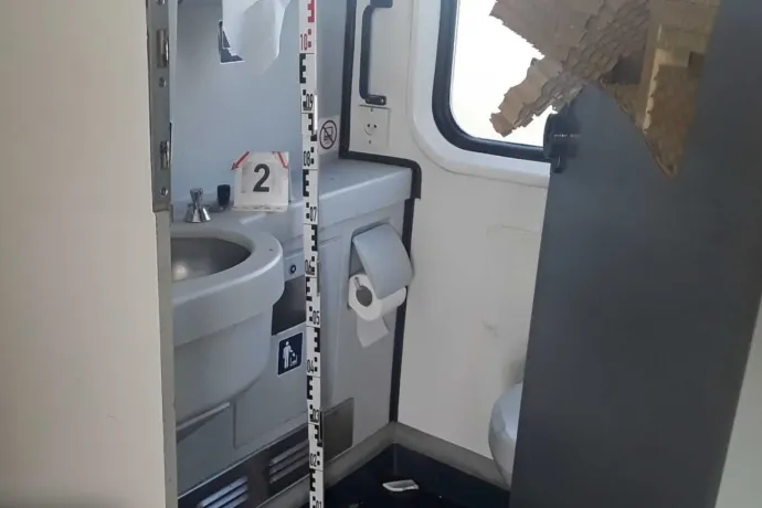 Őrjöngve lyukat ütött a vonatmosdó ajtajára, majd a kalauzra támadt egy jegy nélküli utas Kelenföldön