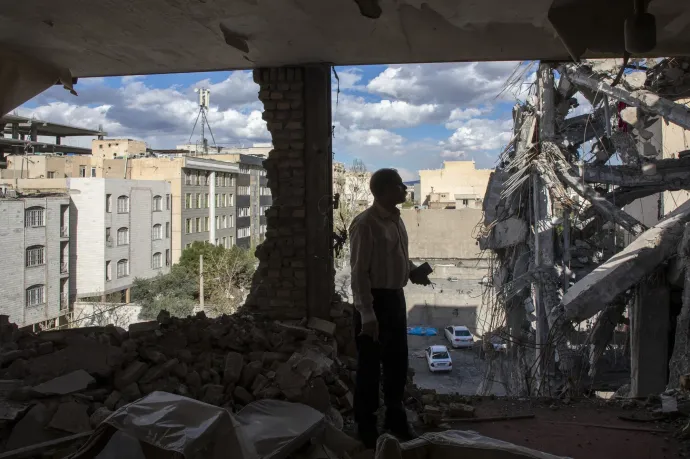 Iráni férfi lebombázott otthona romjait szemléli Teheránban – Fotó: Majid Saeedi / Getty Images
