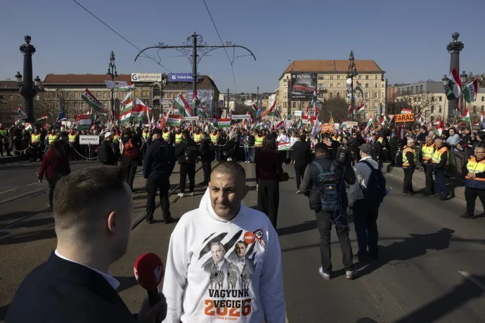 Gáspár Győző a Békemenetre gyülekező tömegben a Margit hídon 2026. március 15-én – Fotó: Hevesi-Szabó Lujza / Telex