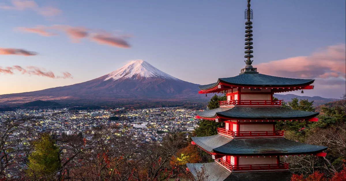 Alig bírnak a turistákkal egy japán városban, elhalasztanak egy cseresznyevirágos fesztivált