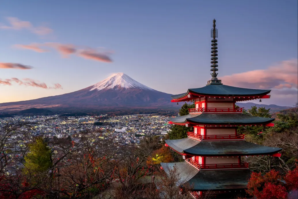 Alig bírnak a turistákkal egy japán városban, elhalasztanak egy cseresznyevirágos fesztivált