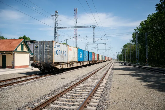 Évek óta kész a vezeték, még sincs áram alatt a Szeged–Szabadka-vasútvonal