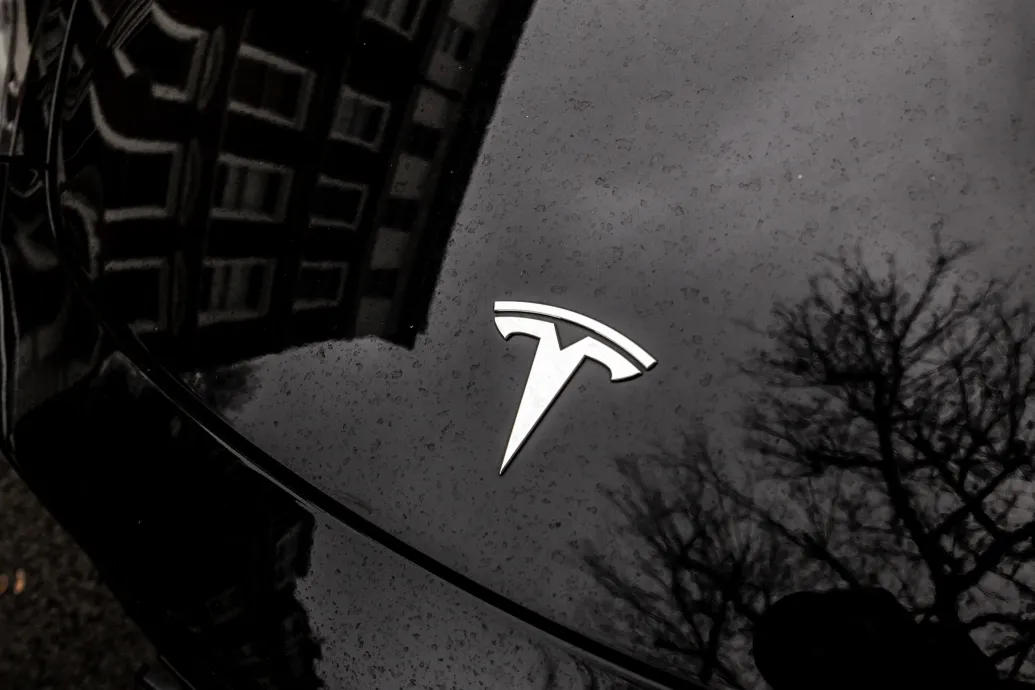 Reuters: Egy új kisebb, olcsóbb SUV-on dolgozik a Tesla