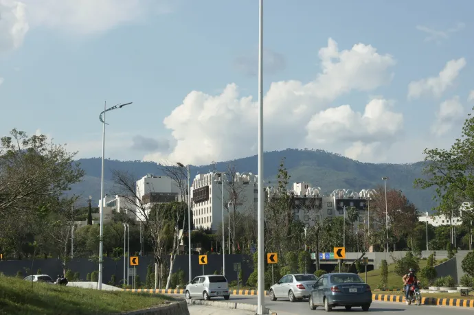 A Serena Hotel épülete 2026. április 9-én – Fotó: Akhtar Soomro / Reuters