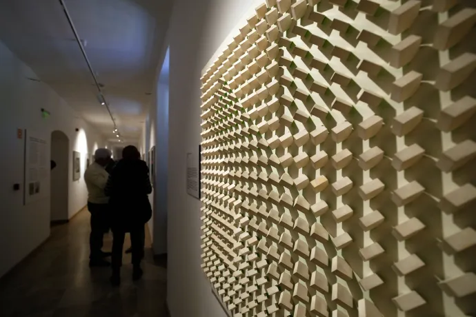 Victor Vasarely születésnapján nyitott újra az op-art mesterének pécsi kiállítása