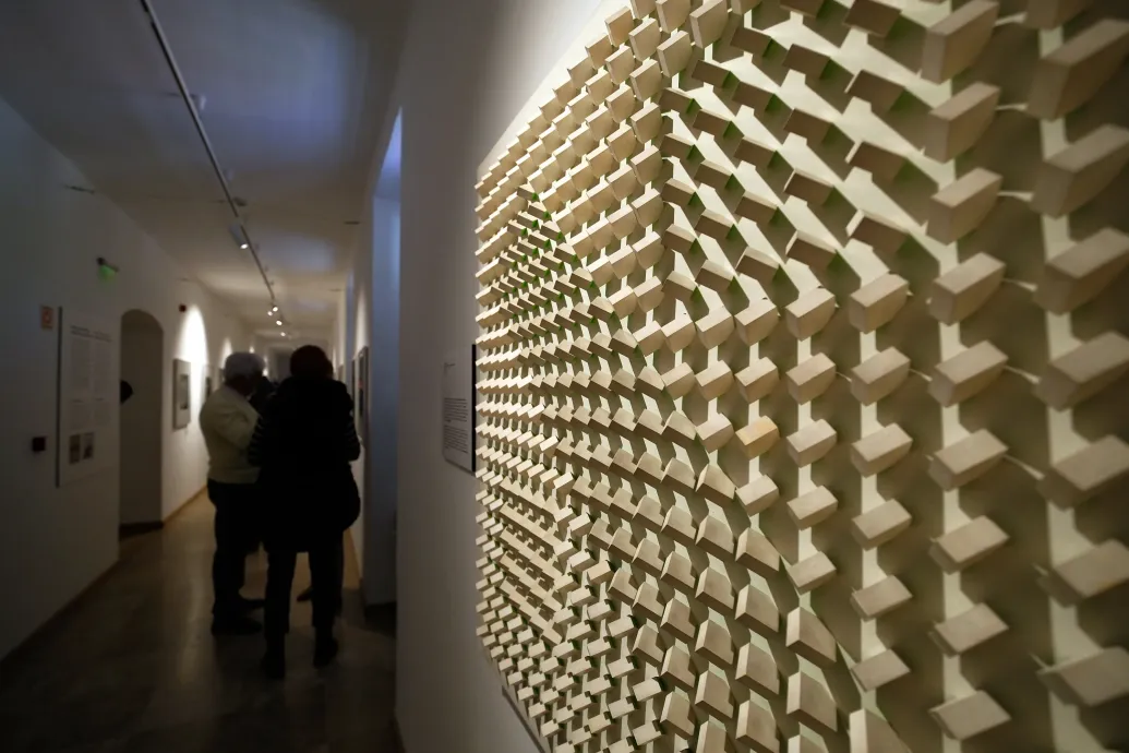 Victor Vasarely születésnapján nyitott újra az op-art mesterének pécsi kiállítása