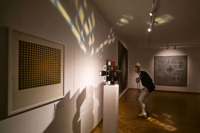 Victor Vasarely születésnapján nyitott újra az op-art mesterének pécsi kiállítása