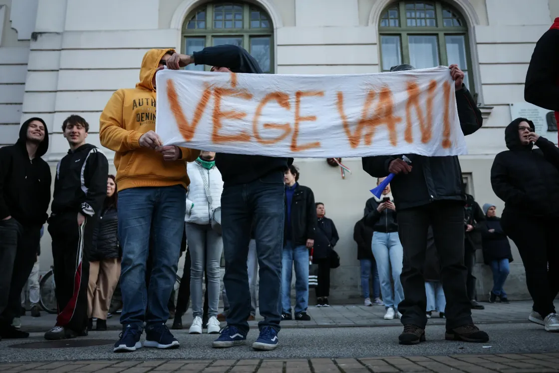 Több minden is arra utal, hogy tényleg omladozik a NER