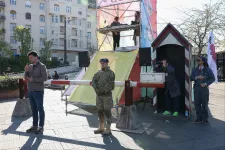 Határsorompót állított fel a Széll Kálmán téren a Kutyapárt, hogy megmutassák, mi forog kockán egy újabb Fidesz-győzelemmel