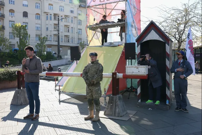 Határsorompót állított fel a Széll Kálmán téren a Kutyapárt, hogy megmutassák, mi forog kockán egy újabb Fidesz-győzelemmel