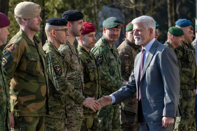 Petr Pavel a litvániai Rukla támaszpontján 2026. március 13-án. A cseh államfő a NATO előretolt zászlóaljában szolgálatot teljesítő cseh kontingenst látogatta meg a Kaunas nagyváros térségében működő katonai bázison – Fotó: Mindaugas Kulbis / AP / MTI