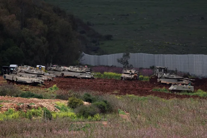 Izraeli harckocsik a libanoni határnál 2026. április 9-én – Fotó: Ammar Awad / Reuters