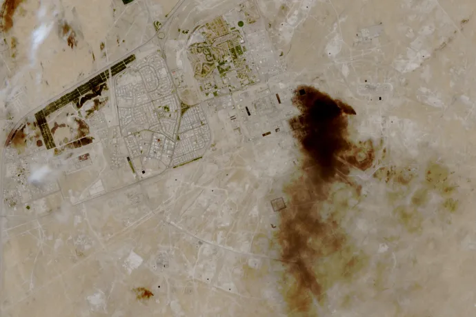 Füst száll fel a szaúdi Aramco olajlétesítménybő a Európai Unió Copernicus Sentinel-2 műholdja felvételén 2026. április 8-án – lFotó: Copernicus Sentinel-2 / EU / Reuters