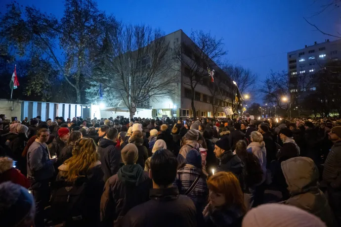 Demonstráció a budapesti Szőlő utcai javítóintézet előtt – Fotó: Balogh Zoltán / MTI