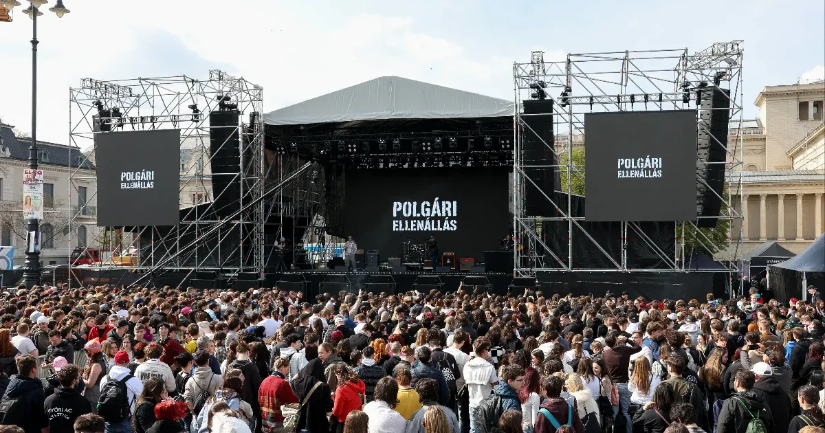 50+ zenekar támogatja a rendszerváltás ügyét a Hősök terén.