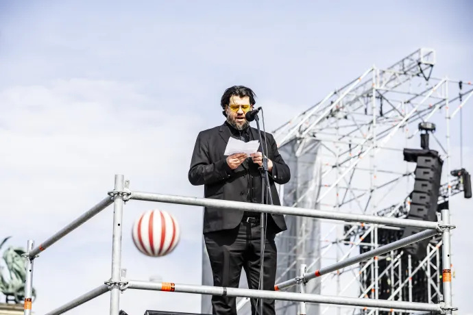 Puzsér Róbert mikrofonpróbája a színpadon – Fotó: Rockstar Photographers