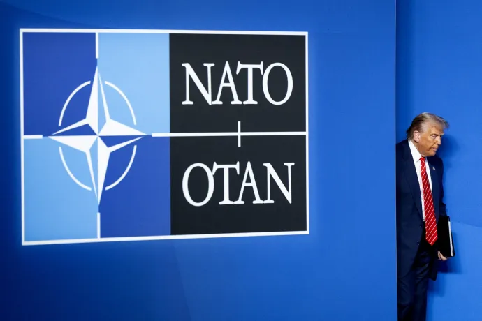 Trump a kilépés emlegetése nélkül is újabb szöget verhet a NATO koporsójába