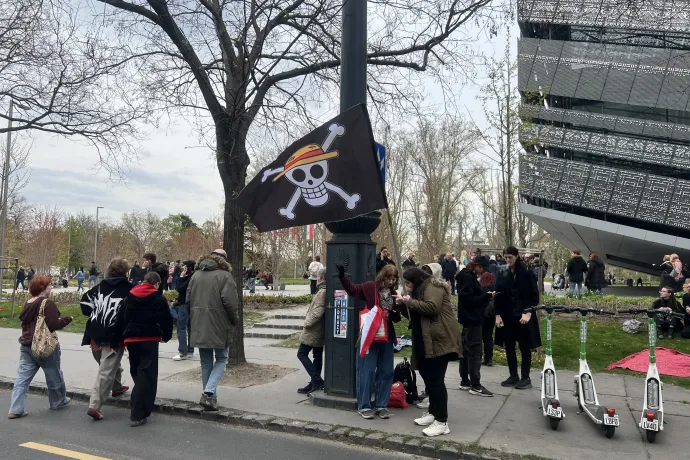 Egy másik One Piece-zászló a koncert közelében – Fotó: Kersner Máté / Telex