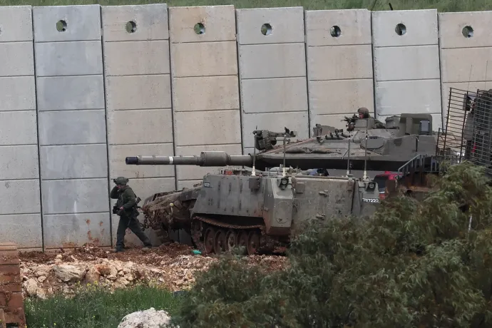 Izraeli harckocsi Izrael északi részén, a libanoni határ közelében, 2026. április 9-én – Reuters / Ammar Awad